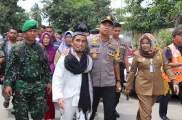 Mirip Adik-Kakak, Kapolda Sulsel Rangkul Pundak Ustaz Maulana