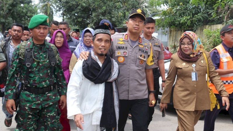 Kapolda Sulsel Irjen Umar Septono memegang pundak Ustaz Nur Maulana, Senin (21/1/2019).