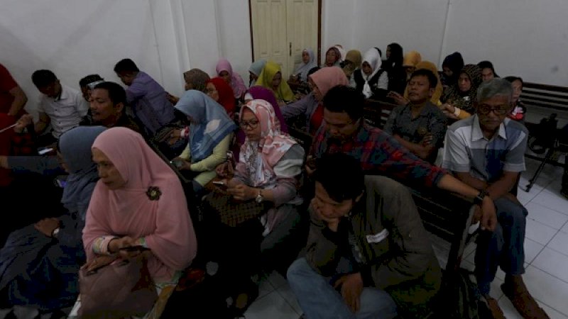 Para agen dan jemaah korban penggelapan dana umrah Abu Tours di Pengadilan Negeri Makassar, Senin (21/1/2018). (Foto: Arfa Ramlan)