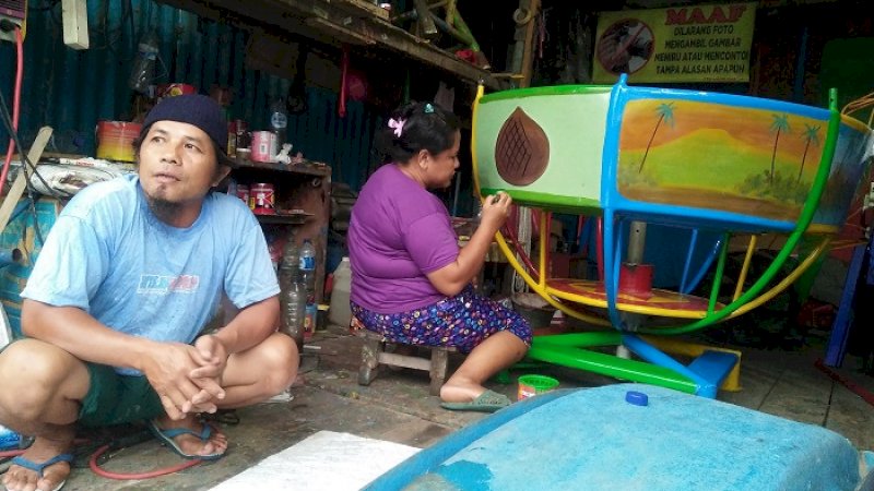 Nurahman dan istri sukses berdagang mainan TK.