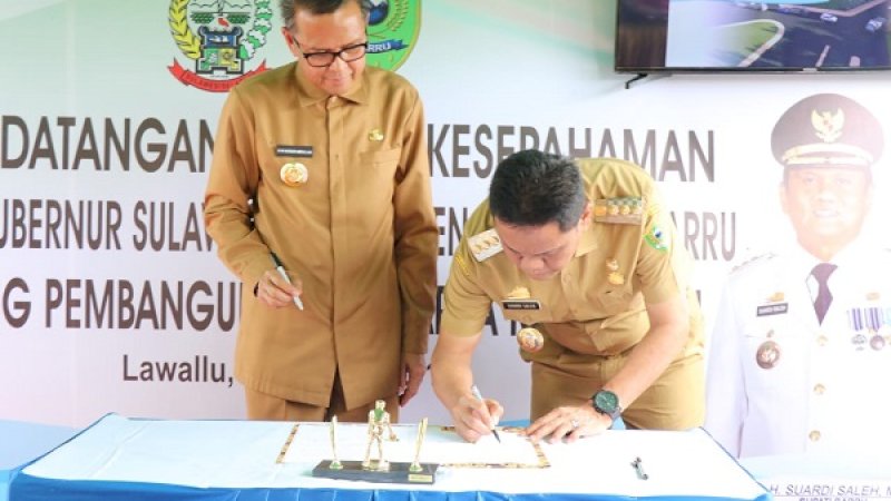 Gubernur Sulawesi Selatan, Nurdin Abdullah dan Bupati Barru, Suardi Saleh menandatangani MoU pembangunan Rest Area untuk Kabupaten Barru, Senin siang (21/1/2019).
