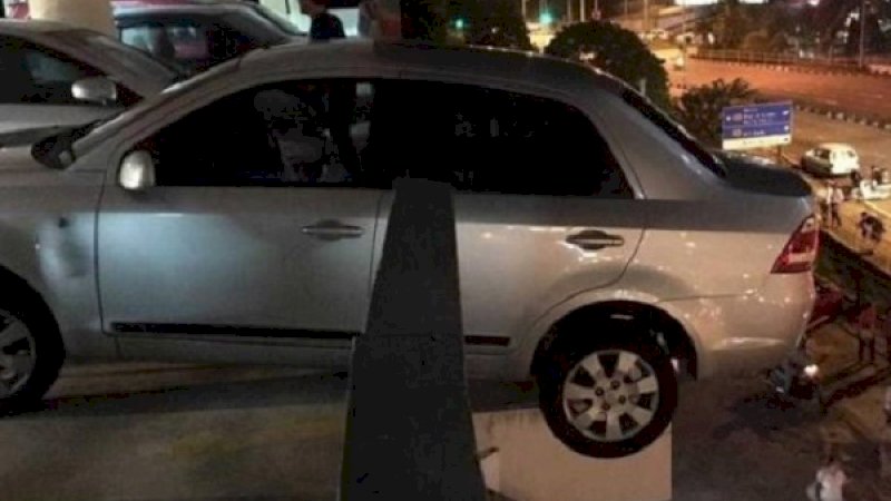 Sebuah sedan Proton Saga nyaris terjun dari pusat perbelanjaan di Penang, Malaysia, saat pengemudi salah oper gigi.