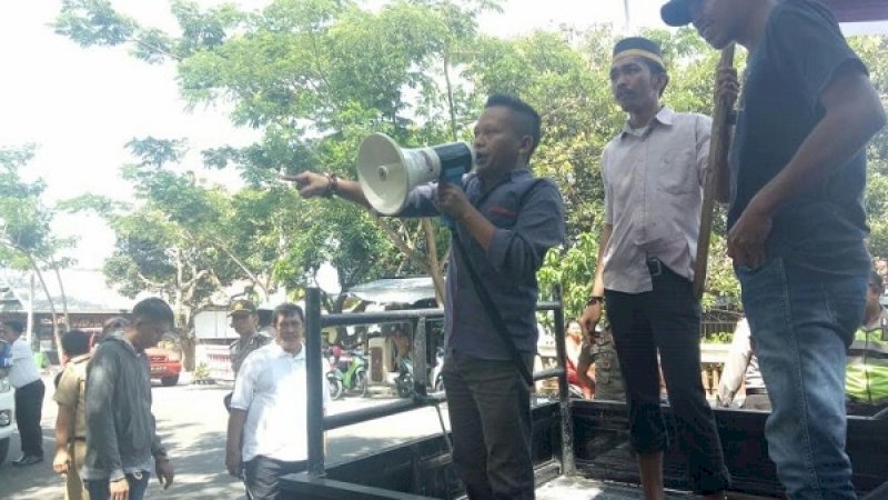 Koordinator Lapangan, Muh Alim Bahri, sedang berorasi di atas pikap, dalam demo yang digelar PPI di Jeneponto, Senin (21/1/2019).