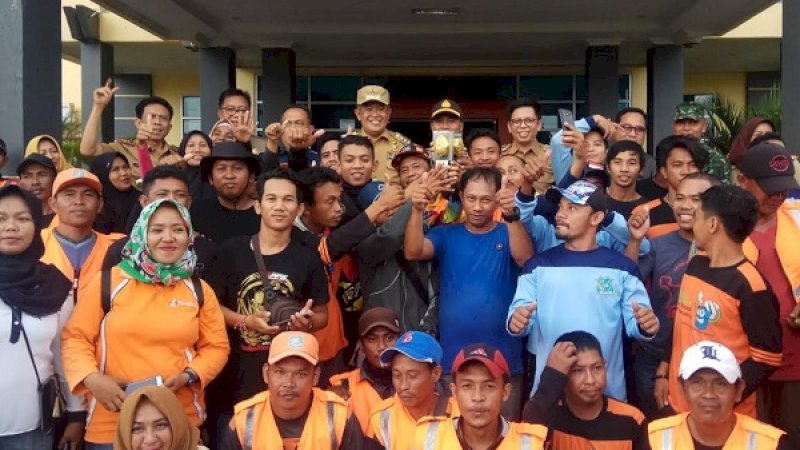 Andi Sukri menerima piala Adipura dari Duta Wisata di halaman kantor Bupati, Senin (21/1/2019).