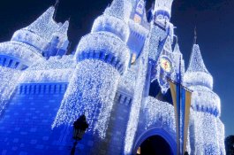 Bukan Cuma di Frozen, Ini Kastil Es di Dunia Nyata. Dibangun Dalam 10.000 Jam