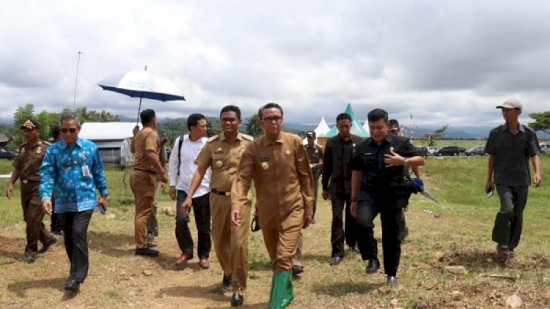 Gubernur Sulsel, Prof Nurdin Abdullah didampingi Bupati Barru, meninjau lokasi pembangunan rest area.