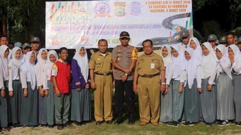 Kapolres Bantaeng, AKBP Adip Rojikan, berfoto bersama guru dan siswa SMA, usai sosialisasikan Milenial Safety Road Festival Polres Bantaeng.