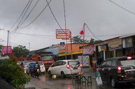 Kabel Listrik Menjorok ke Jalan, Nipa-Nipa Macet Parah