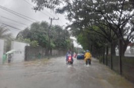 Jebol Tembok Beton, Air Meluap Masuk ke Tol
