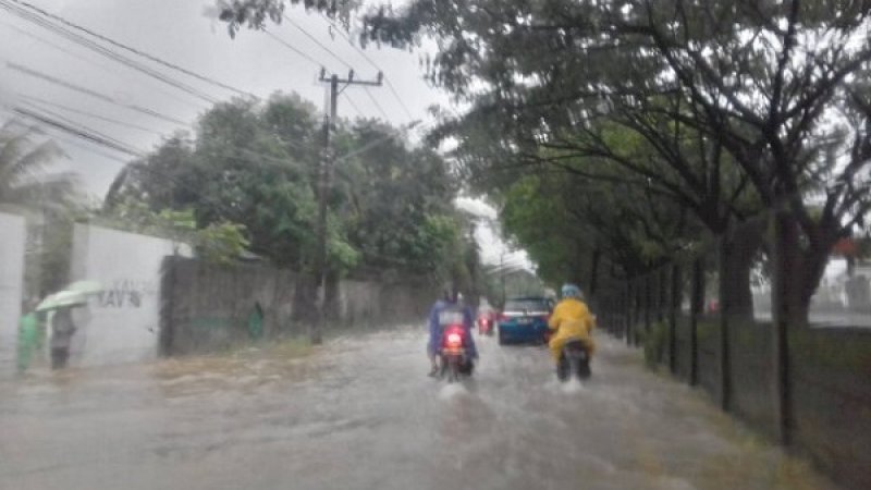 Banjir menggenangi jalan outing road, tepatnya sebelum masuk Pattene, Selasa, (22/1/2019)