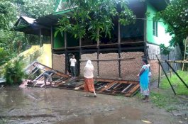 Angin Kencang Rubuhkan Dinding Rumah Warga di Takalar