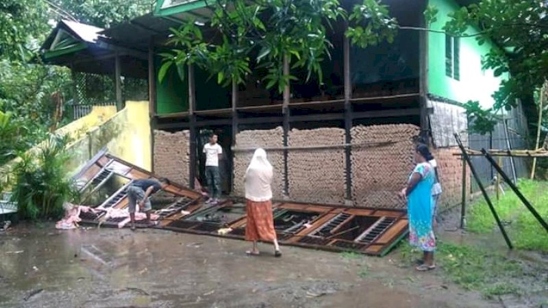 Angin Kencang Rubuhkan Dinding Rumah Warga di Takalar