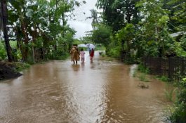 Air Mulai Masuk Rumah, Warga Polongbangkeng Utara Kemas-kemas