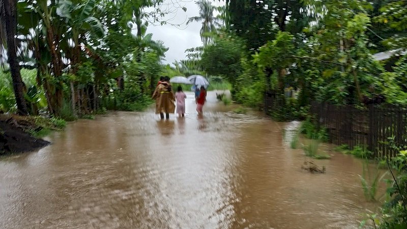 Air Mulai Masuk Rumah, Warga Polongbangkeng Utara Kemas-kemas