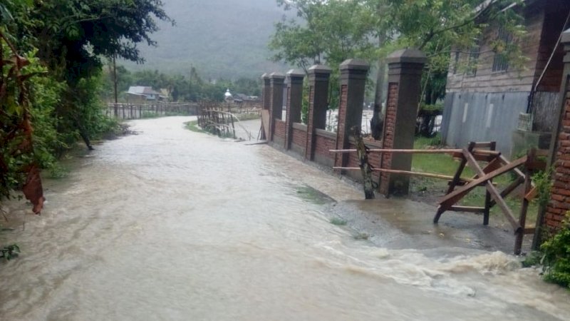 Hujan Deras, Daerah Pinggir Sungai di Maros Terendam