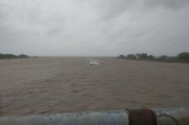 Angin Kencang, Kapal Kayu Terbalik di Sungai Barombong
