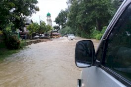 Kondisi Terkini Poros Barru-Soppeng yang Banjir, Pengendara Cari Tempat Tinggi