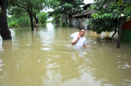 Evakuasi Warga di Kodam III Paccerakkang, BPBD Makassar Turunkan Perahu Karet