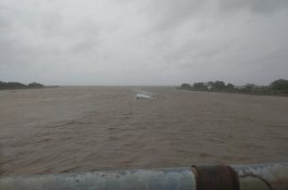 4 ABK Kapal Kayu yang Terbalik di Sungai Barombong Masih Tunggu Bantuan