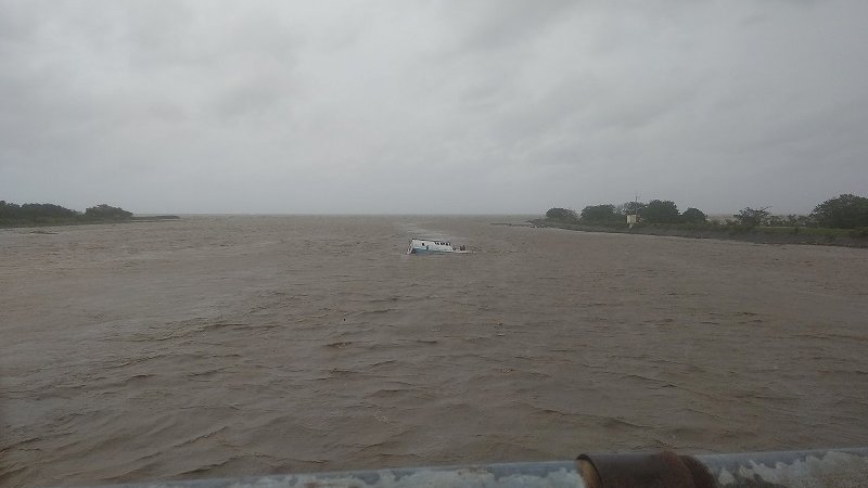 4 ABK Kapal Kayu yang Terbalik di Sungai Barombong Masih Tunggu Bantuan