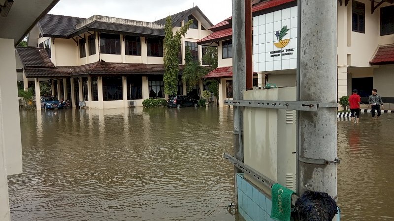Kantor Kemensos RI Makassar Tergenang Air, Satpam Larang Wartawan Masuk
