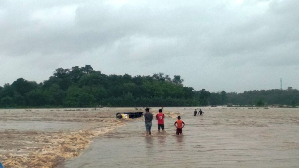 Satu Mobil Truk Terseret Air Deras di Jalan Pattallasang Gowa
