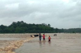 Satu Mobil Truk Terseret Air Deras di Jalan Pattallasang Gowa