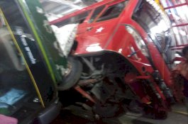 KMP Permata Nusantara Dihantam Ombak Besar di Teluk Bone, 4 Bus Terbalik