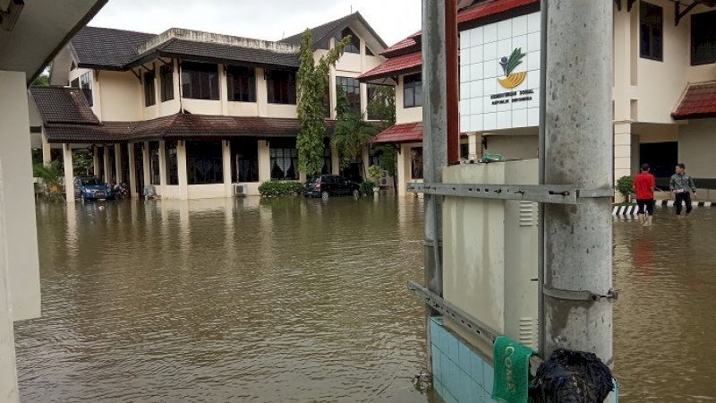 Kantor Kemensos RI di Jalan Perintis Kemerdekaan Makassar tergenang banjir, Selasa (21/1/2019).