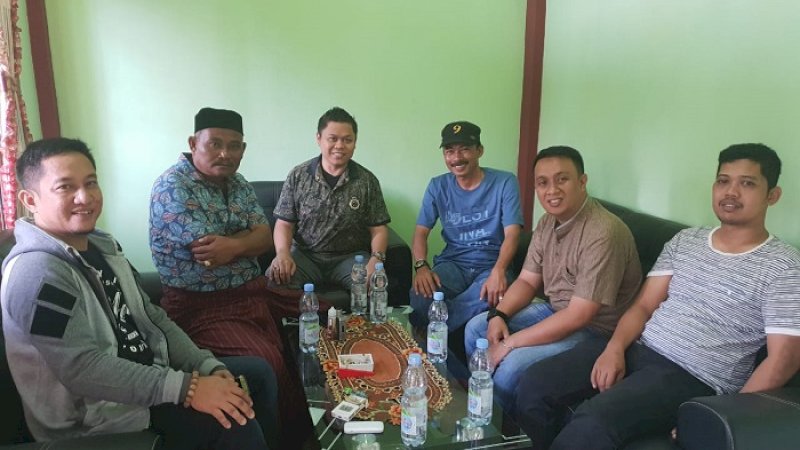 Yasir Machmud (ketiga kiri) di rumah Andi Muh Idris di Kecamatan Marusu, Maros, Senin (21/1/2019)