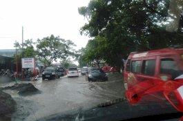 Jalan Poros Jeneponto-Bantaeng Tertutup Air, Arus Lalu Lintas Macet