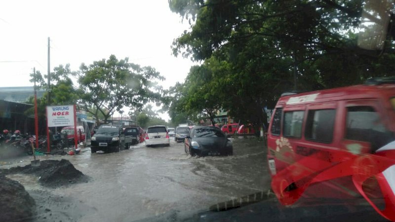 Jalan Poros Jeneponto-Bantaeng Tertutup Air, Arus Lalu Lintas Macet