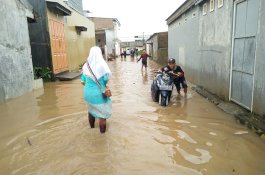 Air Masuk Rumah Setinggi Pinggang, Warga Pilih ke Warung