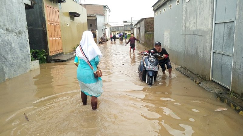 Banjir menggenangi kompleks Perumahan Sarindah di Dusun Japing, Desa Sunggumanai, Kecamatan Patallassang, Gowa, Selasa (22/1/2019).