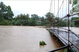 Banyak Sampah Tersangkut, Jembatan di Barru Hampir Putus