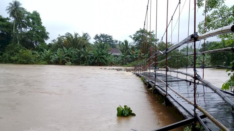 Kondisi jembatan Pesse Kabupaten Barru yang hampir putus akibat tumpukan sampah yang tersangkut.