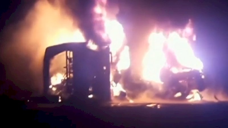 Cuplikan video bus terbakar setelah kecelakaan di Pakistan Barat Daya, Senin (21/01).
