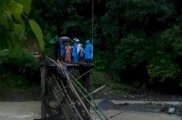 Jembatan Darurat Putus, Anak Sekolah di Barru Tak Bisa Pulang ke Rumah