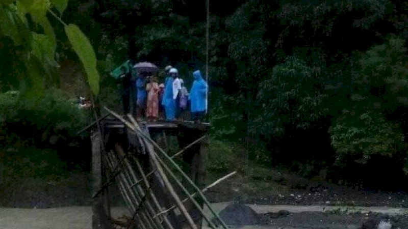 Jembatan Darurat Putus, Anak Sekolah di Barru Tak Bisa Pulang ke Rumah