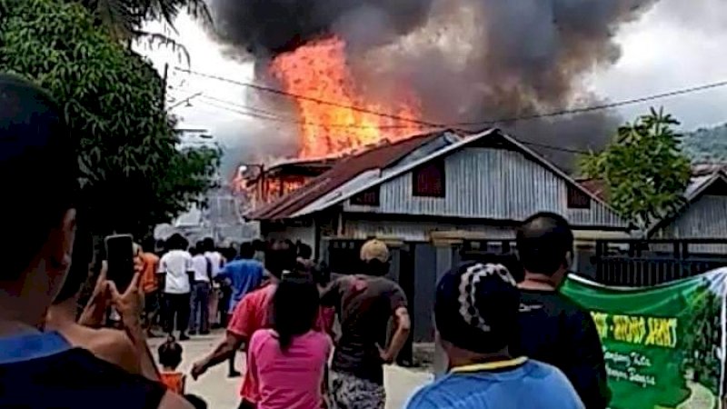 Kebakaran yang menimpa rumah orang tua ketua Perindo Palopo, Selasa (22/1/2019)