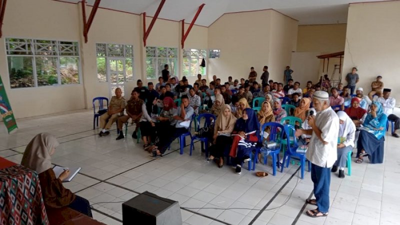 Andi Mariattang mencatat aspirasi yang disampaikan warga Bulukumpa, Kabupaten Bulukumba.