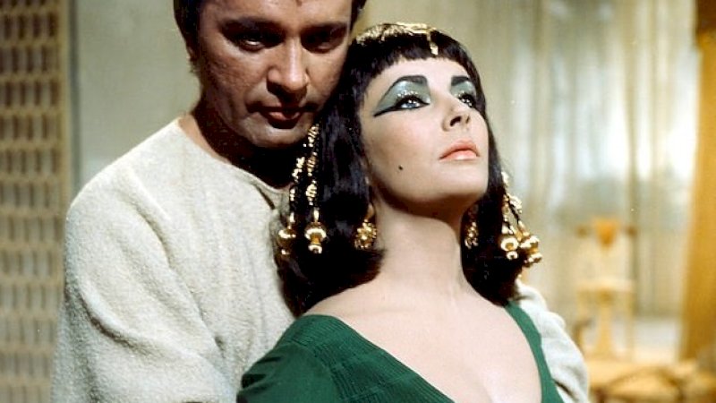 Richard Burton and Elizabeth Taylor  berperan sebagai Mark Antony dan Cleopatra