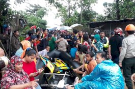 Mengaku Penunggu Jeneberang, Wanita Ini Menari-nari di Antara Rumah yang Terendam Banjir