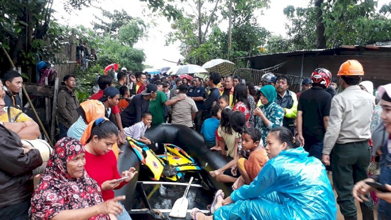 Sejumlah warga dievakuasi menggunakan perahu karet, Selasa (22/1/2019).