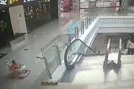 Rekaman CCTV Bayi Jatuh Bersama Kereta Dari Esklator