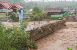 Jembatan di Jeneponto Putus, Dua Rumah Hanyut, Lima Terendam Banjir hingga Atap
