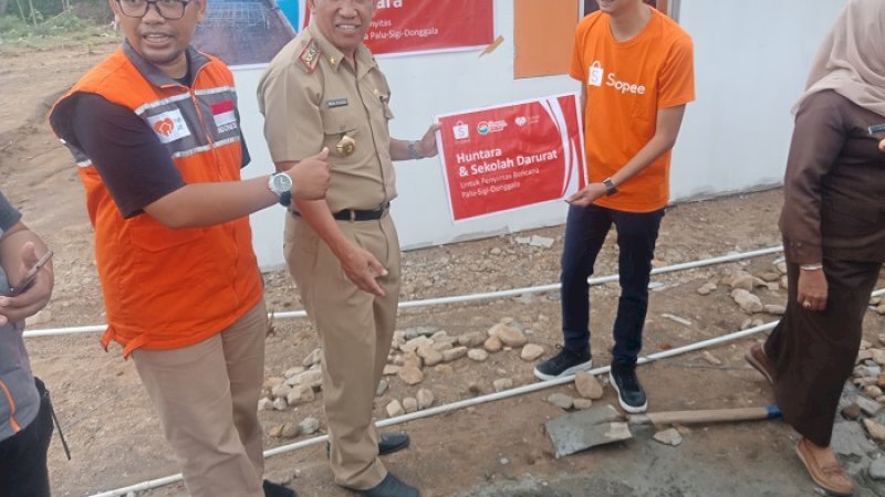 Penyerahan huntara secara simbolis dari Rumah Zakat, Selasa (22/1/2019). 