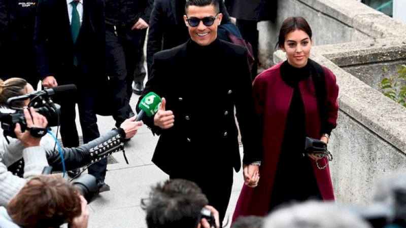 Cristiano Ronaldo dan Georgina Rodriguez di luar pengadilan