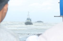 Terempas Ombak, Kapal Pengangkut Batu Bara Terdampar di Galesong