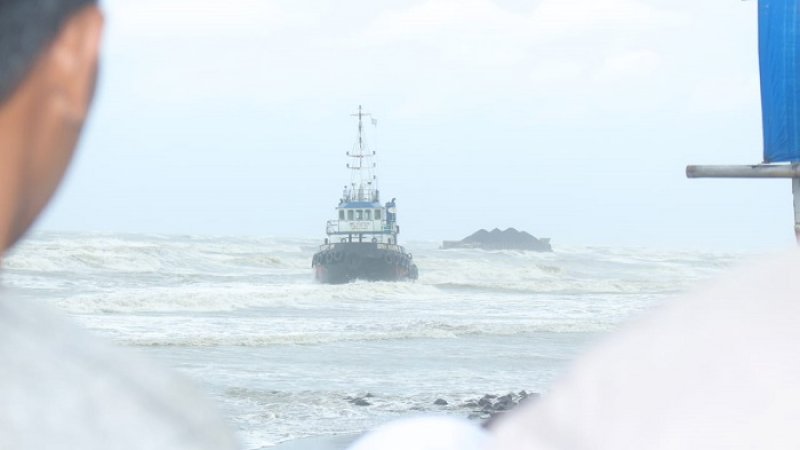 Kapal Bina Marine 89 yang terdampar di Pantai Galesong, Takalar, Selasa (22/1/2019).